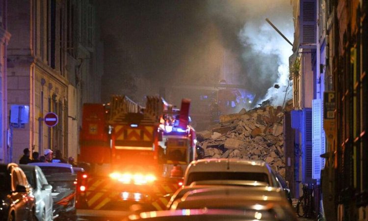 Μασσαλία: Αγωνία για εγκλωβισμένους στα ερείπια – «Θα υπάρξουν θύματα», προειδοποιεί ο δήμαρχος
