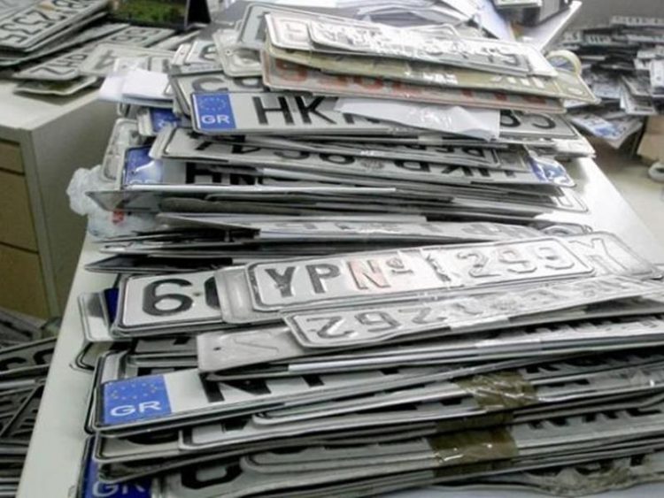 Ο Δήμος Τρικκαίων επιστρέφει πινακίδες και άδειες κυκλοφορίας οχημάτων