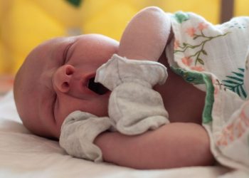 Είναι καλή ιδέα να βάζετε γάντια στο βρέφος όταν κοιμάται;