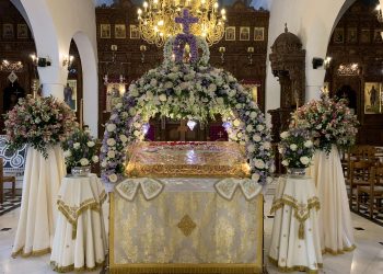 Τρίκαλα: Στις εκκλησιές συρρέουν οι πιστοί για να προσκυνήσουν τους Επιτάφιους