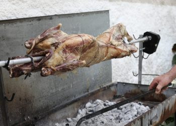 Πάσχα: Αυτός είναι ο λόγος που βάζουμε το αρνί στη σούβλα