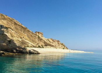 Τα εντυπωσιακά Ασπρονήσια με τα ολόλευκα βότσαλα