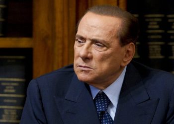 Μπερλουσκόνι: «Δεν μπορεί ακόμη να περπατήσει» λέει ο προσωπικός γιατρός του
