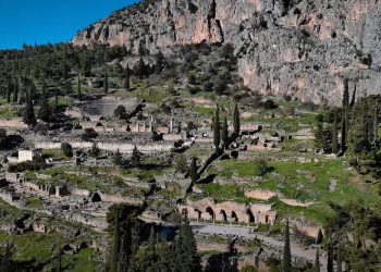 Δελφοί: Ο «Ομφαλός τη Γης» από ψηλά – Ξενάγηση στα μνημεία