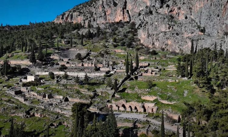 Δελφοί: Ο «Ομφαλός τη Γης» από ψηλά – Ξενάγηση στα μνημεία