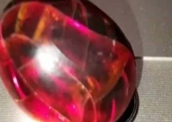 Γυναίκα ξέχασε βραστό αυγό για 20 χρόνια και μετατράπηκε σε ρουμπίνι