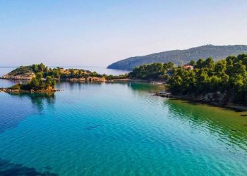 Η εκπληκτική παραλία των Ελληνικών και το νησάκι που φτάνεις κολυμπώντας