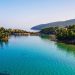Η εκπληκτική παραλία των Ελληνικών και το νησάκι που φτάνεις κολυμπώντας