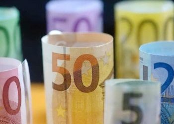 Σέρρες: Άγνωστος μοίραζε χρήματα σε περαστικούς