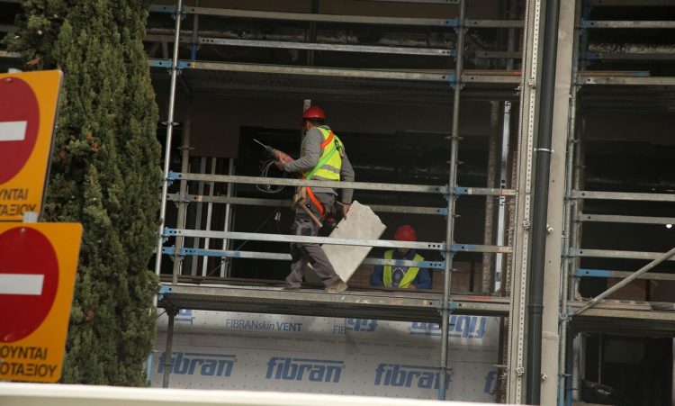 Άδειες σε 147.925 ξένους για να εργαστούν στην Ελλάδα