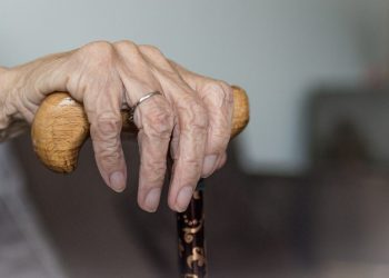 Εφιάλτης δεκαετίας για ζευγάρι ηλικιωμένων: Ξυλοδαρμοί και οικονομική αφαίμαξη από τον γιο τους