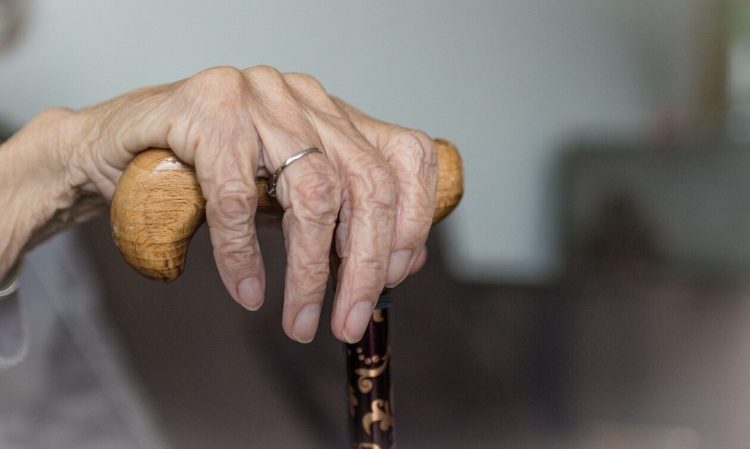 Εφιάλτης δεκαετίας για ζευγάρι ηλικιωμένων: Ξυλοδαρμοί και οικονομική αφαίμαξη από τον γιο τους