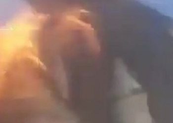 Ένας 63χρονος Ουκρανός διακομίσθηκε σε νοσοκομείο της Κρακοβίας, στη νότια Πολωνία, αφού αυτοπυρπολήθηκε μπροστά από το προξενείο της χώρας του, ανακοίνωσε η πολωνική αστυνομία.  Λίγο πριν από τις 08:00 τοπική ώρα (09:00 ώρα Ελλάδος) ο άνδρας “βρισκόταν στην ουρά μπροστά στο προξενείο της Ουκρανίας όταν φώναξε κάτι στα ουκρανικά, έβγαλε ένα μπουκάλι με εύφλεκτο υγρό, το έριξε πάνω του και αυτοπυρπολήθηκε”, διευκρίνισε στο AFP ο εκπρόσωπος της αστυνομίας Πιοτρ Σπίετς.  “Αστυνομικός που περιπολούσε και αυτόπτης μάρτυρας έσβησαν τη φωτιά. Ο άνδρας διακομίσθηκε στο νοσοκομείο σε σοβαρή κατάσταση και η ζωή του βρίσκεται σε κίνδυνο”, πρόσθεσε ο εκπρόσωπος, ο οποίος δεν ήταν σε θέση να διευκρινίσει τι ήταν αυτό που φώναξε ο άνδρας προτού αυτοπυρποληθεί.   Οι πρώτες πληροφορίες που μεταδόθηκαν από τα μέσα ενημέρωσης άφηναν να φανεί ότι καλούσε τους συμπατριώτες του να επιστρέψουν στην Ουκρανία για να πολεμήσουν τους Ρώσους εισβολείς.  Ωστόσο αυτόπτης μάρτυρας, τον οποίο επικαλέστηκε στη συνέχεια το τηλεοπτικό δίκτυο Polsat News, δήλωσε ότι ο 63χρονος δεν αναφέρθηκε στην εισβολή της Ρωσίας στην Ουκρανία, αλλά διαμαρτυρόταν επειδή το προξενείο δεν του παρείχε τη βοήθεια που περίμενε.