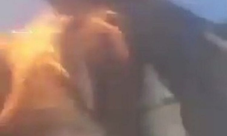 Ένας 63χρονος Ουκρανός διακομίσθηκε σε νοσοκομείο της Κρακοβίας, στη νότια Πολωνία, αφού αυτοπυρπολήθηκε μπροστά από το προξενείο της χώρας του, ανακοίνωσε η πολωνική αστυνομία.  Λίγο πριν από τις 08:00 τοπική ώρα (09:00 ώρα Ελλάδος) ο άνδρας “βρισκόταν στην ουρά μπροστά στο προξενείο της Ουκρανίας όταν φώναξε κάτι στα ουκρανικά, έβγαλε ένα μπουκάλι με εύφλεκτο υγρό, το έριξε πάνω του και αυτοπυρπολήθηκε”, διευκρίνισε στο AFP ο εκπρόσωπος της αστυνομίας Πιοτρ Σπίετς.  “Αστυνομικός που περιπολούσε και αυτόπτης μάρτυρας έσβησαν τη φωτιά. Ο άνδρας διακομίσθηκε στο νοσοκομείο σε σοβαρή κατάσταση και η ζωή του βρίσκεται σε κίνδυνο”, πρόσθεσε ο εκπρόσωπος, ο οποίος δεν ήταν σε θέση να διευκρινίσει τι ήταν αυτό που φώναξε ο άνδρας προτού αυτοπυρποληθεί.   Οι πρώτες πληροφορίες που μεταδόθηκαν από τα μέσα ενημέρωσης άφηναν να φανεί ότι καλούσε τους συμπατριώτες του να επιστρέψουν στην Ουκρανία για να πολεμήσουν τους Ρώσους εισβολείς.  Ωστόσο αυτόπτης μάρτυρας, τον οποίο επικαλέστηκε στη συνέχεια το τηλεοπτικό δίκτυο Polsat News, δήλωσε ότι ο 63χρονος δεν αναφέρθηκε στην εισβολή της Ρωσίας στην Ουκρανία, αλλά διαμαρτυρόταν επειδή το προξενείο δεν του παρείχε τη βοήθεια που περίμενε.