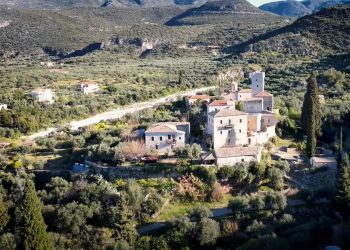 Παλαιά Καρδαμύλη: Η λιλιπούτεια παραμυθένια μυστική καστροπολιτεία της Πελοποννήσου