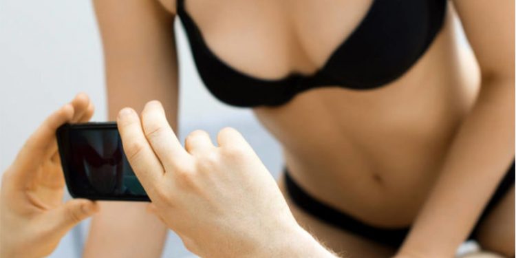 Υπόθεση revenge porn σε πόλη της Θεσσαλίας: Οι δράστες «παγίδευαν» τα θύματα μέσω social media