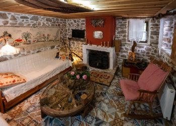 «Σαν παραμύθι»: Το πιο εντυπωσιακό ρουστίκ σπίτι βρίσκεται στη Φιλύρα Τρικάλων και κλέβει τις εντυπώσεις