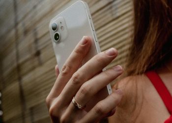 Ο λόγος που πρέπει οπωσδήποτε να σταματήσεις να χρησιμοποιείς το κινητό σου στο μπάνιο