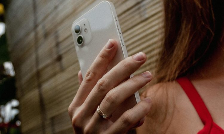 Ο λόγος που πρέπει οπωσδήποτε να σταματήσεις να χρησιμοποιείς το κινητό σου στο μπάνιο