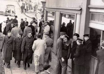 Ταξιδιώτης στον χρόνο: Η μυστηριώδης φωτογραφία του άνδρα με το «κινητό»