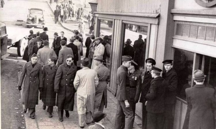 Ταξιδιώτης στον χρόνο: Η μυστηριώδης φωτογραφία του άνδρα με το «κινητό»