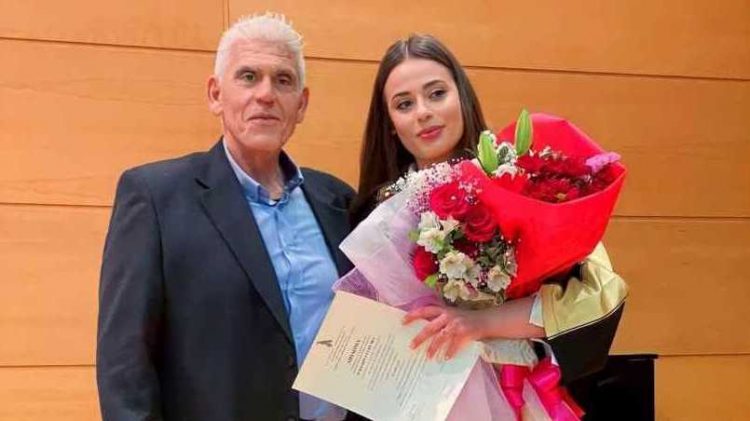 Η Θέλμα Κολώνα έλαβε το πτυχίο της Μηχανικού Επιστήμης Υλικών