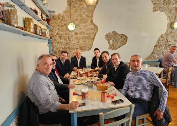 Πολιτικοδημοσιογραφική  συνάντηση για τσίπουρο