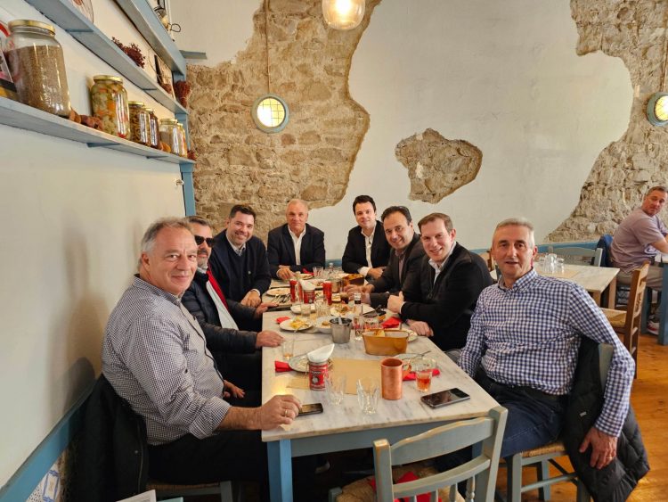 Πολιτικοδημοσιογραφική  συνάντηση για τσίπουρο