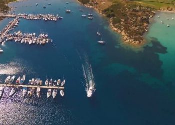 Λαγονήσι: Η διπλή παραλία της Χαλκιδικής με τα γαλαζοπράσινα νερά και το γραφικό νησάκι