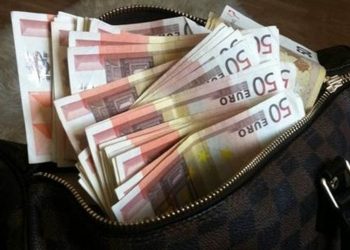 45χρονη παρέδωσε 17.000 ευρώ που βρήκε στο δρόμο