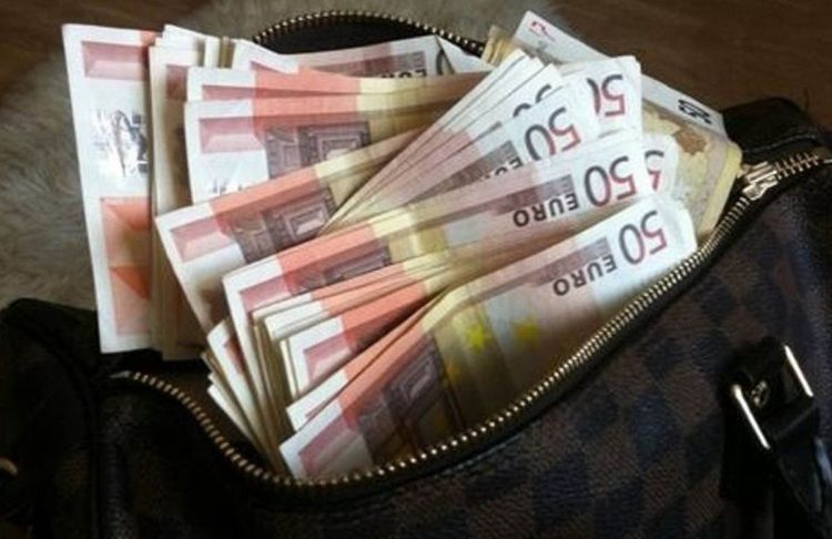 45χρονη παρέδωσε 17.000 ευρώ που βρήκε στο δρόμο