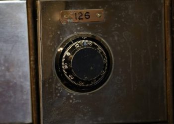 Περίεργη ληστεία στη Θεσσαλονίκη: Άνοιξαν γεμάτο χρηματοκιβώτιο, αλλά πήραν το 1/3 των χρημάτων