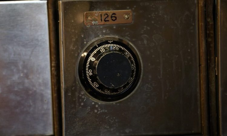 Περίεργη ληστεία στη Θεσσαλονίκη: Άνοιξαν γεμάτο χρηματοκιβώτιο, αλλά πήραν το 1/3 των χρημάτων