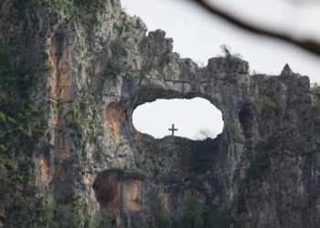 Η τρύπα του Αη Γιώργη και ο μύθος του ιπτάμενου καβαλάρη