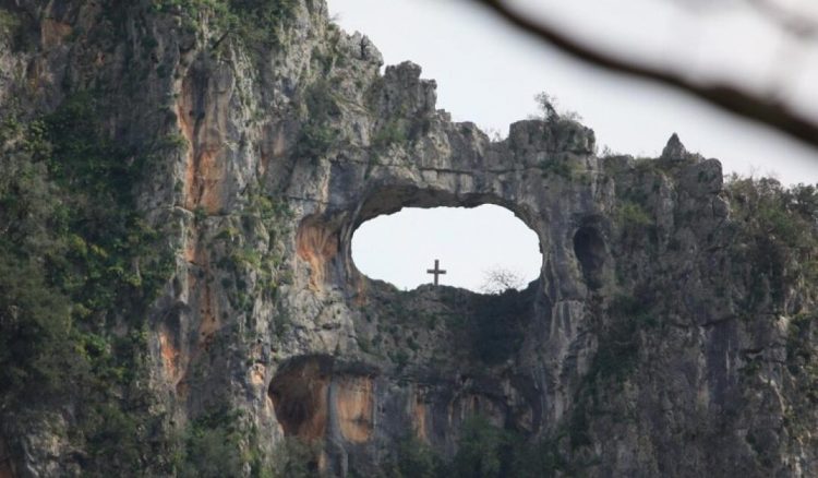 Η τρύπα του Αη Γιώργη και ο μύθος του ιπτάμενου καβαλάρη