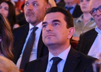 Στην πρώτη γραμμή ο Κώστας Σκρέκας στην παρουσίαση του Κυβερνητικού Προγράμματος από τον Κυριάκο Μητσοτάκη  