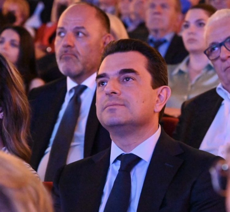 Στην πρώτη γραμμή ο Κώστας Σκρέκας στην παρουσίαση του Κυβερνητικού Προγράμματος από τον Κυριάκο Μητσοτάκη