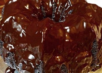 Νηστίσιμο σοκολατένιο σιροπιαστό κέικ με επικάλυψη μερέντας
