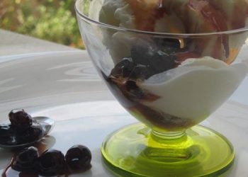 Παγωτό καϊμάκι με γλυκό βύσσινο