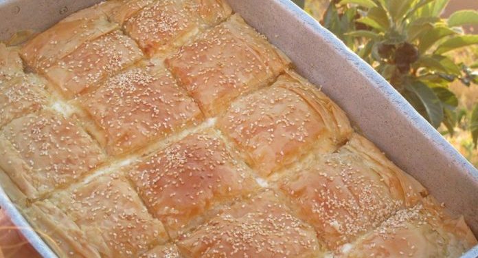Τυρόπιτα με τυρί και μπεσαμέλ