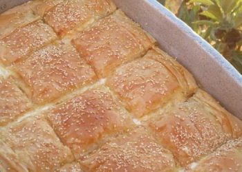 Τυρόπιτα με τυρί και μπεσαμέλ