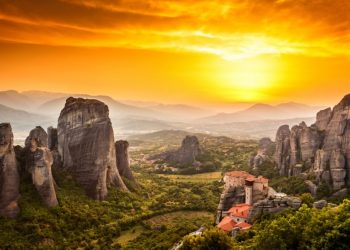 Μετέωρα: Πότε εγκαταστάθηκαν οι πρώτοι μοναχοί – Η ιστορία τους και οι μονές σήμερα