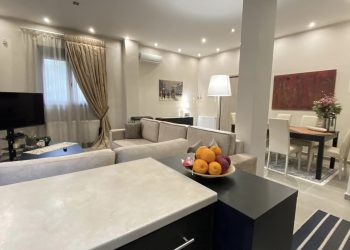 Ενοικιάζεται πλήρως ανακαινισμένο κι εξοπλισμένο με ηλεκτρικές συσκευές διαμέρισμα στα Τρίκαλα