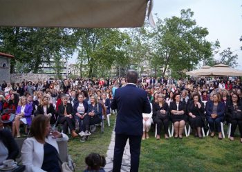 Απίστευτο πλήθος – Οι γυναίκες δίπλα στον Θανάση Λιούτα
