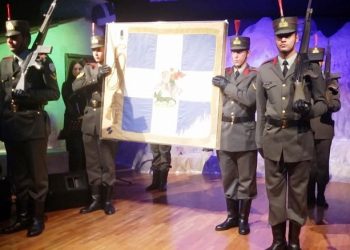 21 Μαίου 1945- Ο Νικόλαος Λεοντάρης παραδίδει την ιστορική πολεμική σημαία του 5ου Συντάγματος Πεζικού Τρικάλων