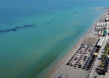 1 ώρα απ’ την Αθήνα, με 15€ βενζίνη: Η απέραντη παραλία με τα τιρκουάζ νερά που θυμίζει Μύκονο