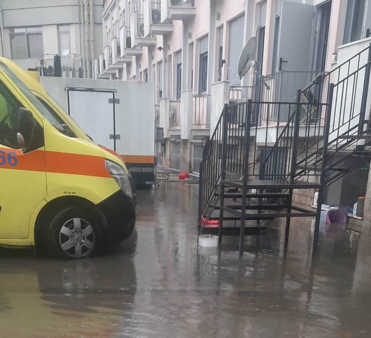 Πλημμύρισε και η είσοδος του ΕΚΑΒ από την έντονη βροχόπτωση-Άμεσα αποκαταστάθηκε το πρόβλημα