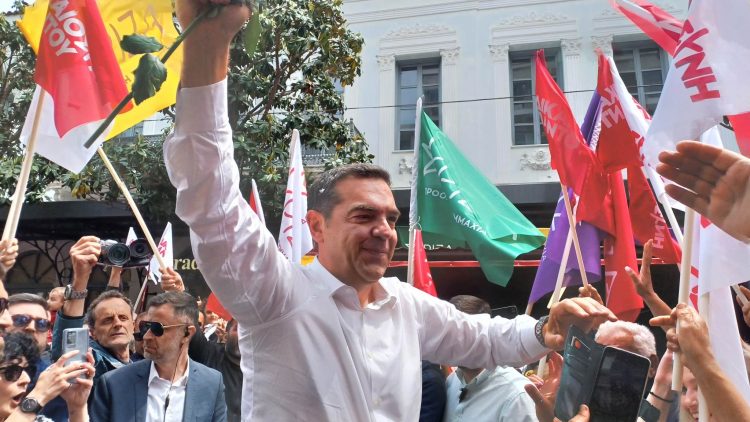 Θερμή υποδοχή Τσίπρα στα Τρίκαλα-Μήνυμα για εκλογική στόχευση για πρωτιά στις εκλογές της 21ης Μαΐου (φωτό-video)