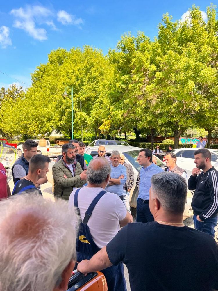Δίπλα στους πληγέντες παραγωγούς των Μεγάλων Καλυβίων ο Κώστας Σκρέκας