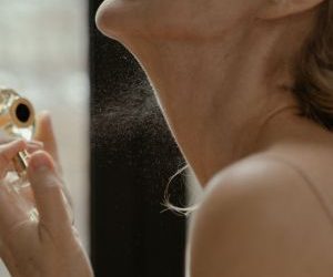 Tried, tested, true: 4 tips για να κάνεις το άρωμά σου να διαρκεί και να μυρίζει περισσότερο